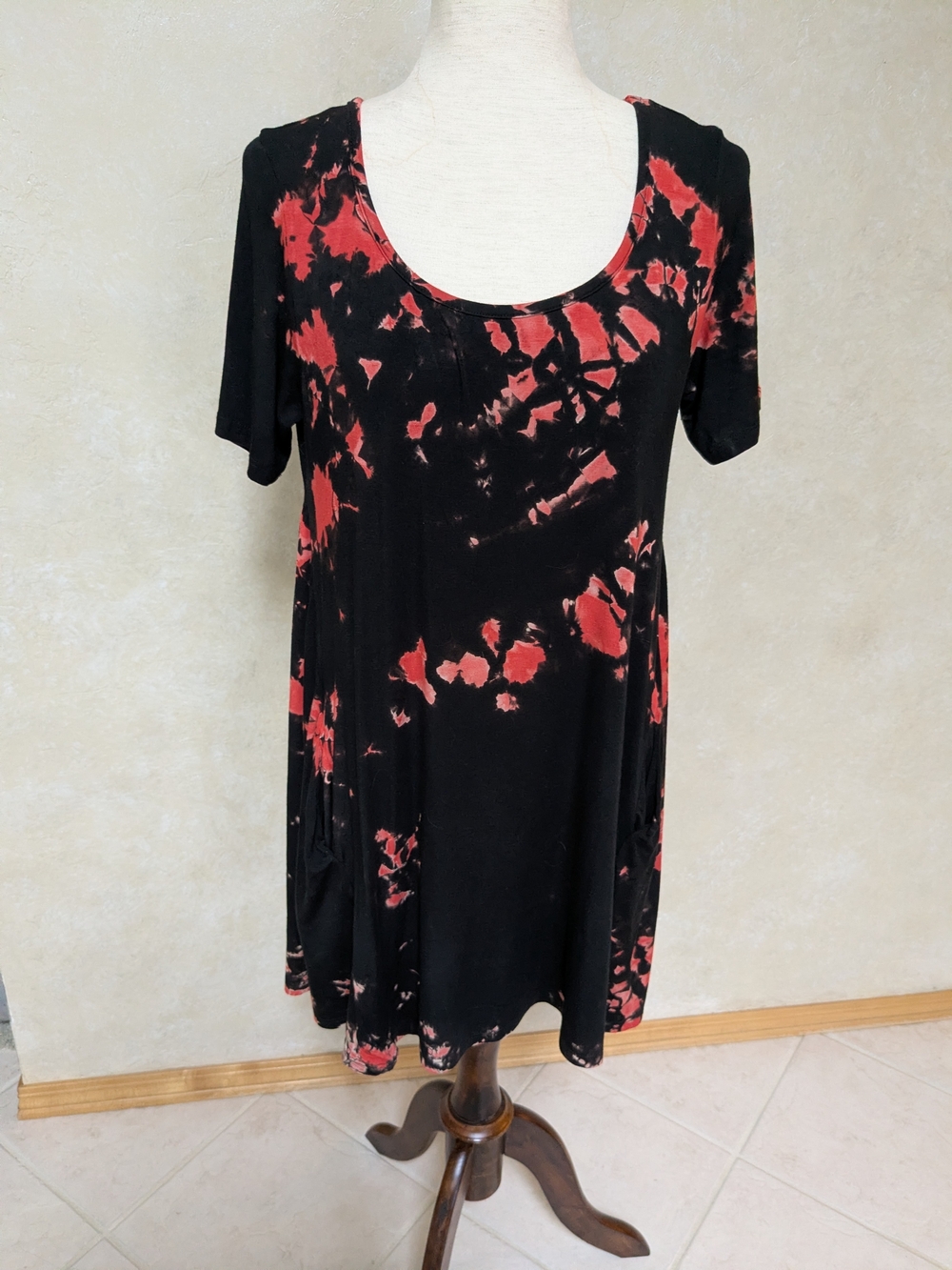 Women’s Black & Red Tie-Dye Scoop Neck Tunic Top